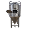 Equipo de cerveza con grandes tanques de fermentación de cerveza