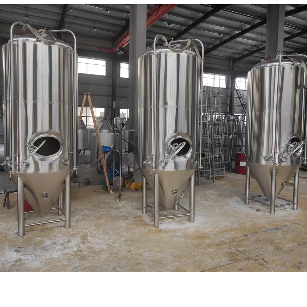 Equipo de cerveza con grandes tanques de fermentación de cerveza